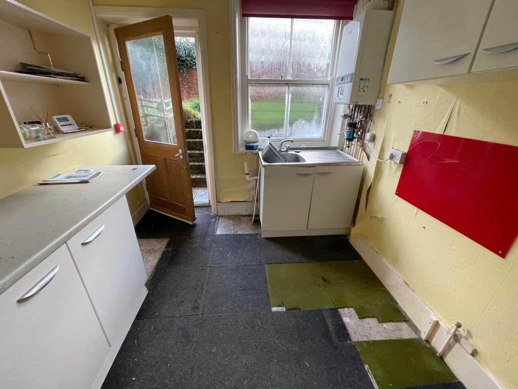 Lot: 8 - ONE-BEDROOM GARDEN FLAT - Kitchen